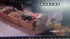 Falling cabbage sack injures child in China supermarket