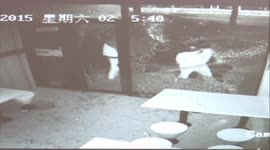 两男子一分钟乱砸 餐饮店损失上万元