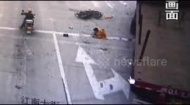 Motorcyclist narrowly survives crashed by truck