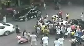 Bystanders lift up SUV to save two children after crash