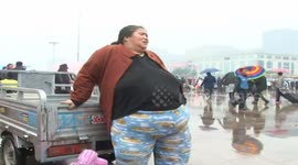 Overweight woman goes to the capital for treatment in China