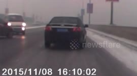 路面湿滑面包车失控漂移