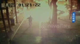 Man decides to set a car that's blocking his way on fire