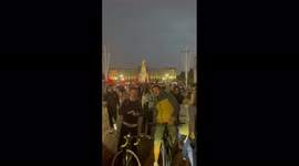 UK: Crowd Gathers At Buckingham Palace To Mourn Queen Elizabeth II 4