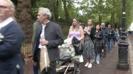 Sped up footage shows lengthy queue to lay flowers at Buckingham Palace