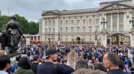 Crowds gather outside Buckingham Palace to pay their respects to the Queen