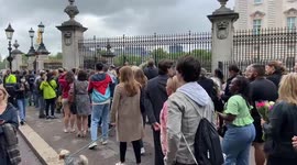 Huge queue forms outside Buckingham Palace as crowds gather to pay respects to the Queen