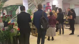 People queue to buy flowers in Victoria to lay at Buckingham Palace for Queen’s death