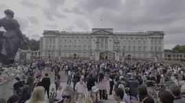 Crowds gather at Buckingham Palace for Queen Elizabeth ii