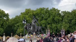 Mourners lay flowers at Queen Victoria Memorial for Queen’s death as crowds gather