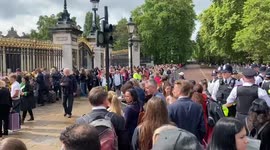 Huge queue outside Buckingham Palace floral tributes to Queen