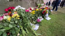 Mourning flowers outside Scotland palace to pay tribute to the Queen