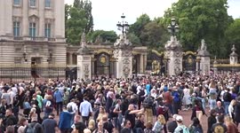 Crowds outside Buckingham Palace just after King Chales and Queen Consort arrived in London from Scotland