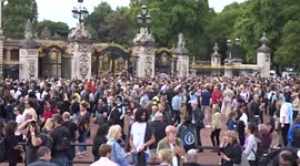 Crowds outside Buckingham Palace as King Charles and Queen Consort arrive in London from Scotland on 9 September 2022
