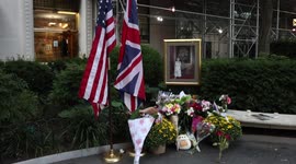 New York: Floral tribute with framed photo of Queen Elizabeth II and U.S., U.K. flags appears in Hanover Square