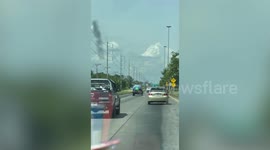 Driver attaches ballon to car trunk so vehicles would keep distance as he carried cargo