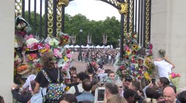Mourners descend on Buckingham Palace on first Saturday following Queen Elizabeth II's death
