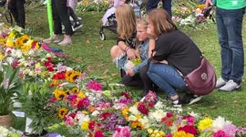 Queens floral tribute green park- family and children pay respect for the queen