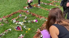Newsflare Edit - Queens floral tribute green park- queen initials laid out with flowers