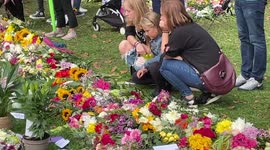 Mourners flood Green Park with floral tributes to Queen Elizabeth