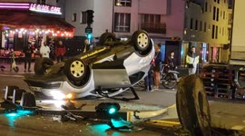 Car ends up flipped on its roof after a terrible crash on a traffic light in Paris