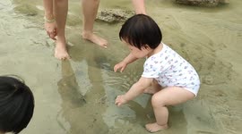 This little one-year-old girl from Malaysia did not scare of a little crab