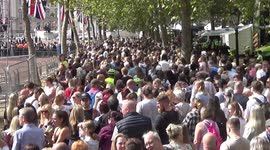 Huge queues outside Buckingham Palace as mourners wait in line for hours to pay respects to Queen