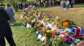 Thousands of people lay flowers in Green Park in tribute to the Queen