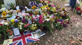 Thousands of people lay flowers in Green Park in tribute to the Queen.