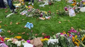 Thousands of people lay flowers in Green Park in tribute to the Queen