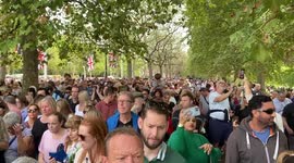 Huge queues form at The Mall as thousands arrive to pay respect to the Queen