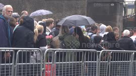 Long queue to lay flowers for the Queen at Palace of Holyroodhouse in Edinburgh on Sunday evening