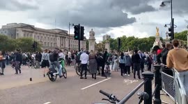 UK: Thousands Of Mourners Visit Buckingham Palace To Pay Respects To Queen