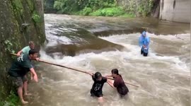 Kind-hearted residents rescue family of four trapped in flooded river in China