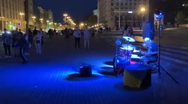 In Kyiv, people dance in the streets: from folk dances to a song