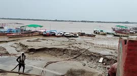 Ganga's water level continuously decreasing in Varanasi, people engaged in cleaning the soil on the banks of the Ghats