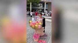 Graduate receives 13.7k USD worth of banknotes in garlands and balloons from her parents