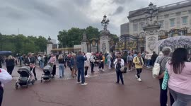 Large crowds start to wait in front of Buckingham Palace hours before the arrival of Queen Elizabeth II’s coffin