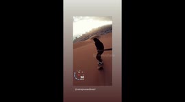 athlete manages to beat his own speed record in the largest urban dunes in the world, located in the City of Iquique