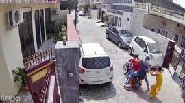 Brave woman fights off thieves on motorcycle who attempted to steal her gold chain