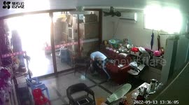 Uncle with quick-reflexes catches baby falling off sofa in China