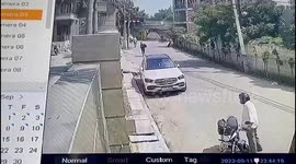 Watch - Laborer sets Mercedes car on fie , miffed over non payment of dues