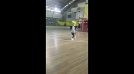 The guy with one leg doesn't lose heart and plays football!
