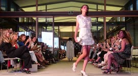 La colección de la diseñadora Pilar Dalbat compuesta por 32 looks, contiene líneas que combinan tejidos de gazar de lino desflecados con tules de glitter, plisados y tafetas creando nuevas siluetas.