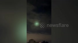 Spectacular meteor streaks across sky in Glasgow, Scotland