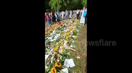 UK: Green Park Filled With Flower Tributes To Queen Elizabeth II 3