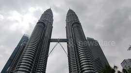 Petronas Twin Towers World Tallest Twin Skyscrapers