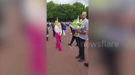 Tyson Fury pays his respects to the Queen by laying flowers outside Buckingham Palace