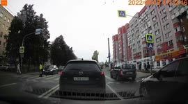 The driver of Toyota Avensis ran over the child's leg and stopped on it!