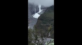 The impressive descent of a huge amount of ice from the mountain in Queulat National Park!